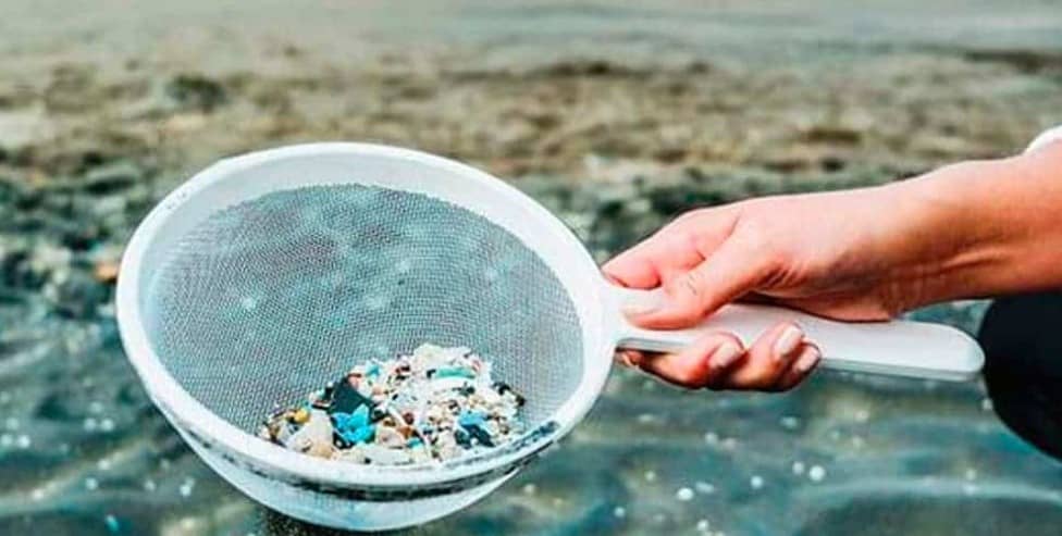 Revelan cuántos microplásticos se emiten al año en tierra