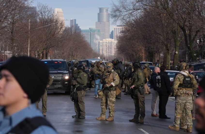 Muere una mujer en el tiroteo que involucra a ICE en Minneapolis, según el DHS