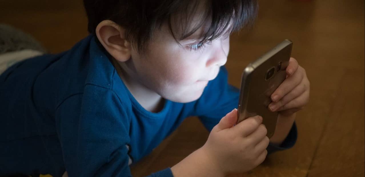Niños expuestos a celulares estarían ligados a retraso en toma de decisiones