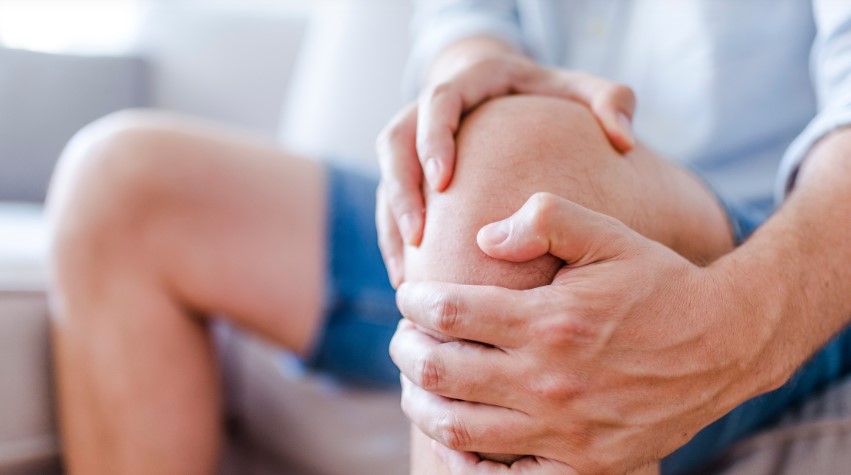 Especialista advierte que osteoartritis afecta al 60% de mexicanos y empeora con el frío