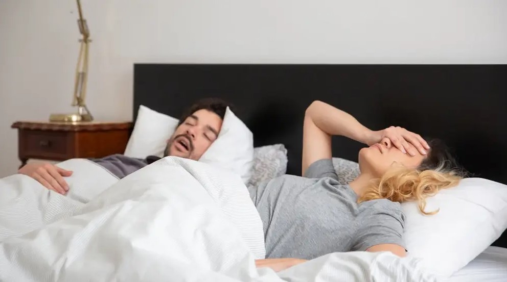 Las mujeres duermen peor que los hombres por estas razones, según la ciencia