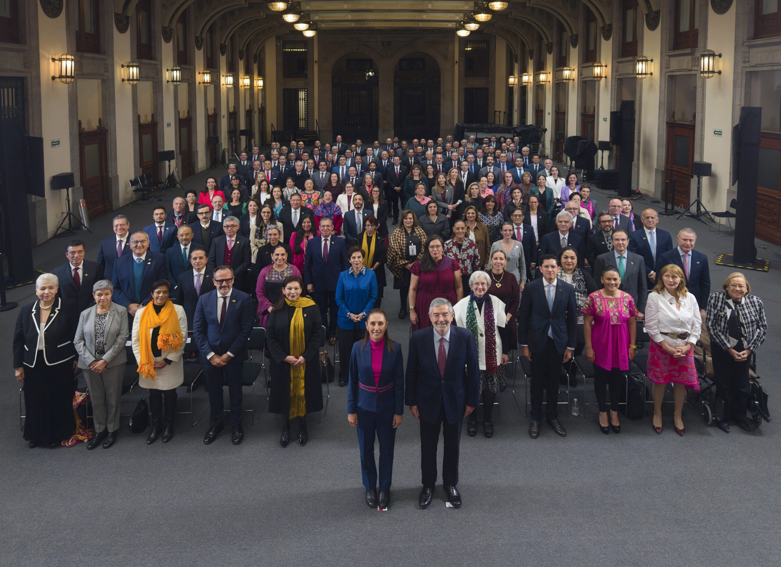 Sheinbaum se reúne con embajadores y cónsules en Palacio Nacional