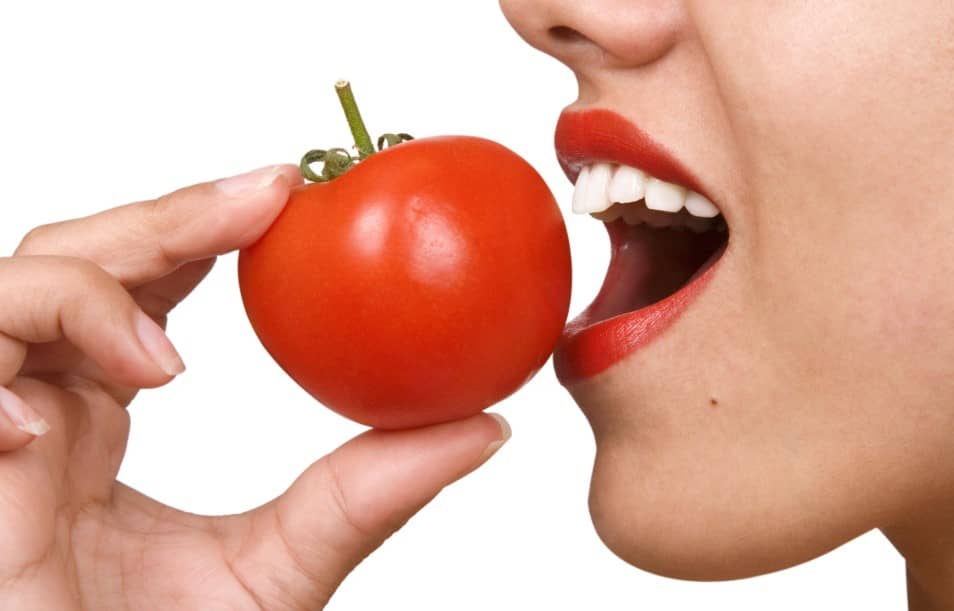 Comer más tomates podría proteger las encías, según estudio