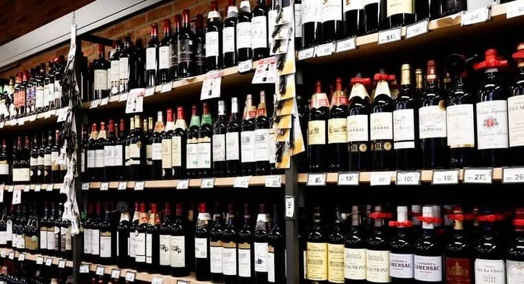 Si Macron no se une al Consejo de Paz para Gaza, Trump impondrá aranceles de 200% a vinos franceses y champanes