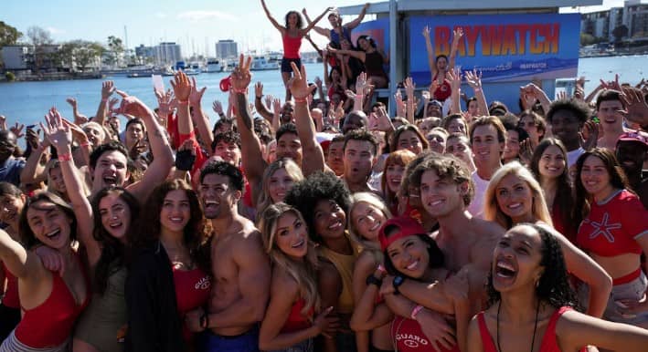 ‘Baywatch’: Miles de aspirantes se presentan en trajes de baño rojo para la audición abierta del reboot