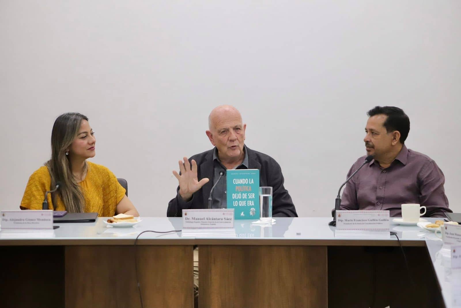 Diputados se reúnen con el Dr. Manuel Alcántara Sáenz; analizan el tema: “Democracia y las instituciones contemporáneas”