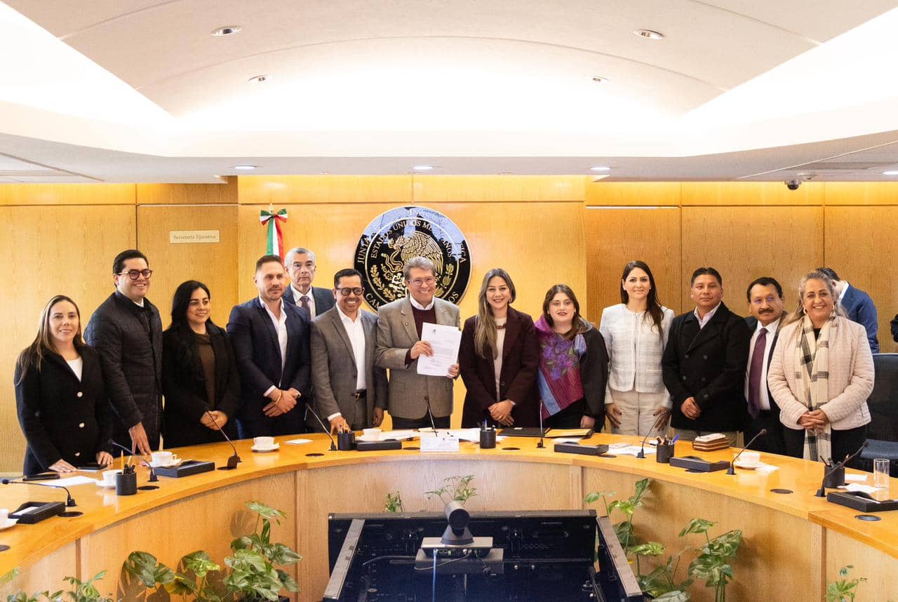 Comitiva entrega al Congreso de la Unión iniciativa de reforma a Ley Federal de Armas de Fuego y Explosivos