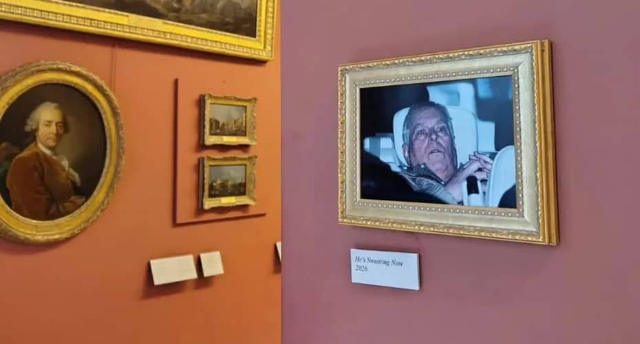 Activistas cuelgan foto del ex príncipe Andrés en el Louvre para burlarse de su interrogatorio por caso Epstein