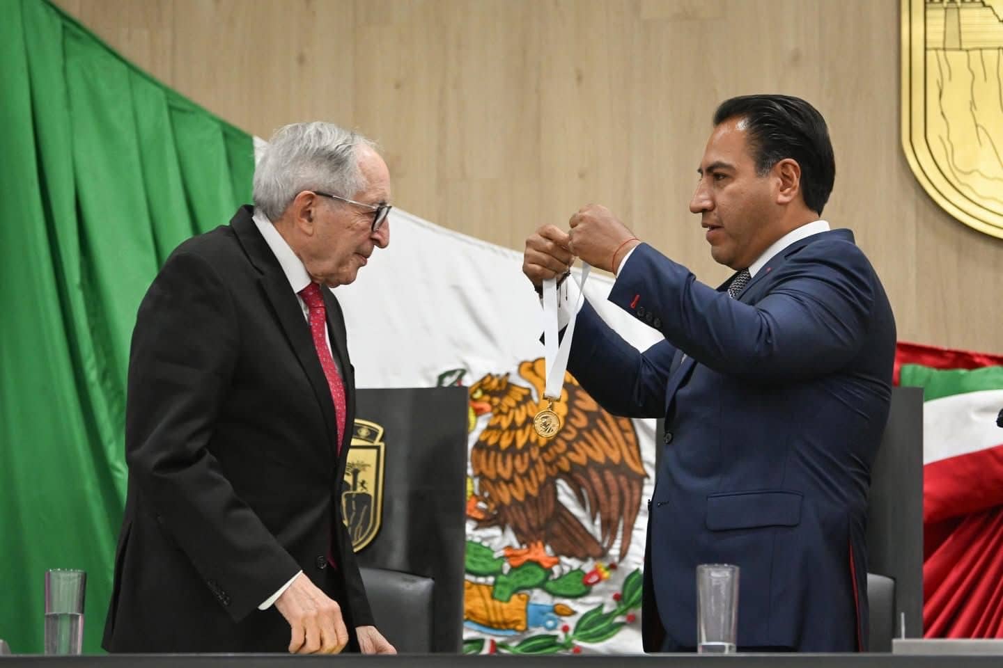 Gobernador Eduardo Ramírez impone medalla “Dr. Manuel Velasco Suárez” al Dr. David Kershenobich
