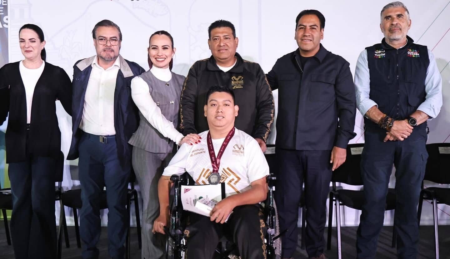 Entrega Eduardo Ramírez becas al mérito deportivo y relojes del programa Mujer Segura a atletas