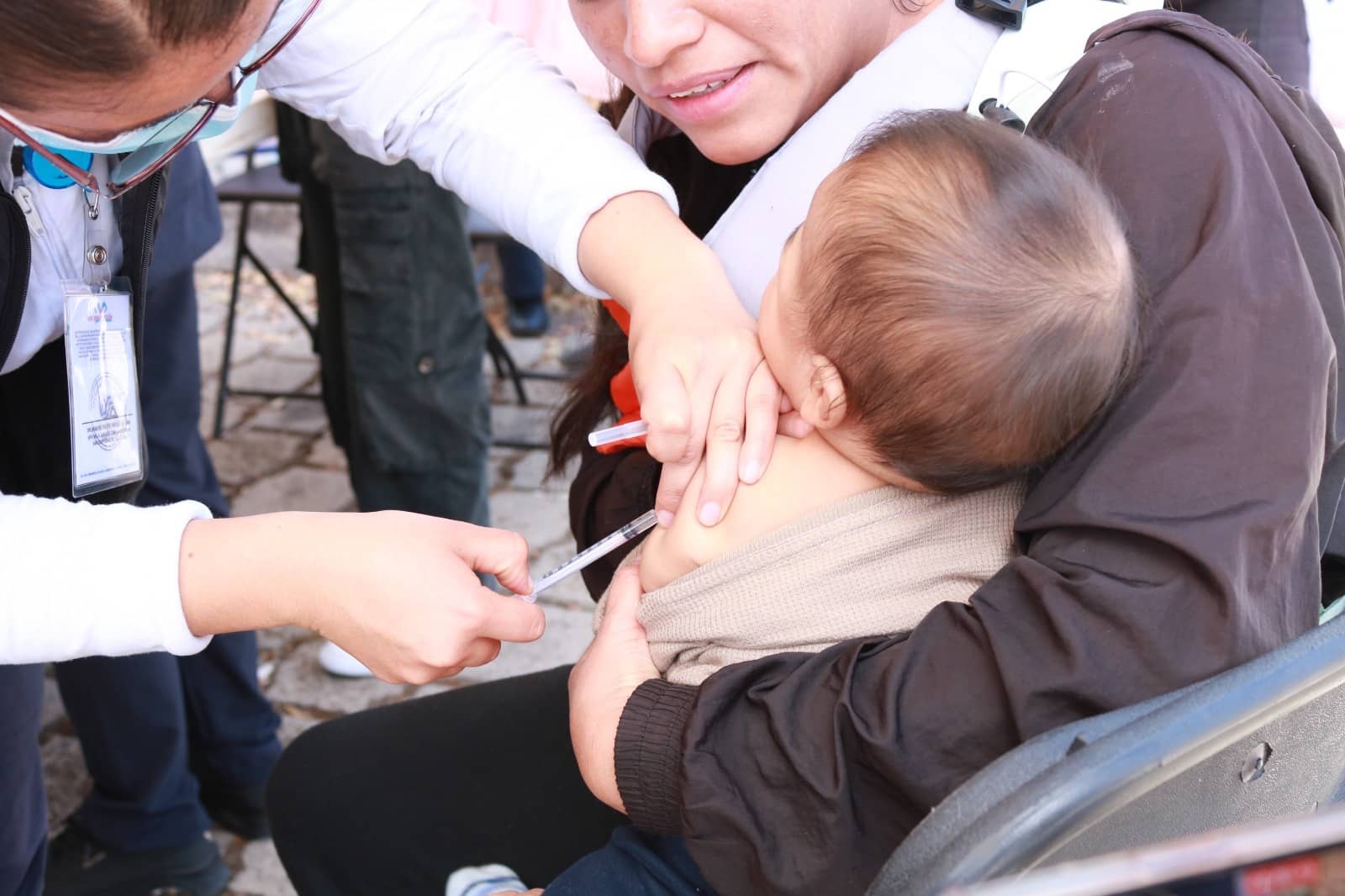 Gracias al trabajo en territorio, en lo que va del presente año, Chiapas ha logrado disminuir en un 48 por ciento el número de casos confirmados de sarampión, en comparación con las últimas tres semanas de diciembre de 2025. La Secretaría de Salud (SS) del estado informa que del 24 de febrero de 2025 al 4 de febrero de 2026 se tiene un acumulado de 479 casos confirmados, los cuales se han registrado en 52 municipios de la entidad, la mayoría de ellos de la Región Altos Tsotsil-Tseltal, donde la incidencia ha disminuido en un 66 por ciento durante el presente año. Respecto a la estrategia de bloqueos vacunales, la dependencia estatal actualiza que de enero de 2025 al 30 de enero de 2026 se han aplicado un millón 42 mil 544 dosis de vacunas SRP y SR, lo que ubica a Chiapas en el segundo lugar a nivel nacional. Con relación a los cercos epidemiológicos, a la fecha se han visitado 148 mil 387 viviendas de dos mil 107 localidades a nivel estatal; el 54 por ciento de las casas intervenidas se localizan en la Región Altos Tsotsil-Tseltal. Con la finalidad de fortalecer la barrera sanitaria se ha abarcado un mayor número de manzanas de las que establece la normatividad en la materia. La SS destaca que en colaboración con la organización no gubernamental Medical Impact se ha logrado intervenir en las localidades más alejadas, como Jucnil y Chancolom del municipio de San Juan Cancuc, y Cruzton del municipio de Oxchuc, donde brigadas de vacunación arribaron para proteger a los grupos vulnerables contra el sarampión y completar esquemas. Asimismo, gracias a que en el gobierno de la Nueva ERA se ha restablecido la seguridad y la paz en la Región Sierra Mariscal, se han podido realizar las actividades correspondientes en las localidades San Juan, Nuevo Morelia y Chemic del municipio de Motozintla. La SS estatal reitera el llamado a la población a no bajar la guardia en las medidas preventivas, de manera que los casos de sarampión continúen a la baja y el brote se mantenga controlado.