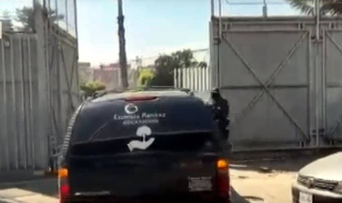 Llega carroza fúnebre a Centro Pericial Forense de la FGR; el cuerpo de 'El Mencho' nunca estuvo en FEMDO