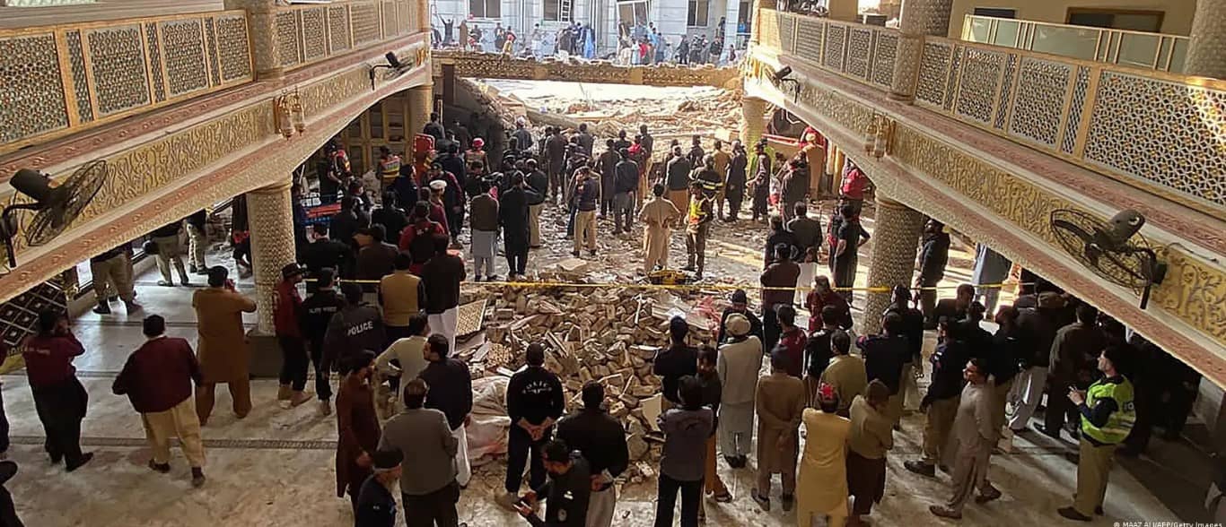 Pakistán: más de 130 muertos en atentado contra mezquita