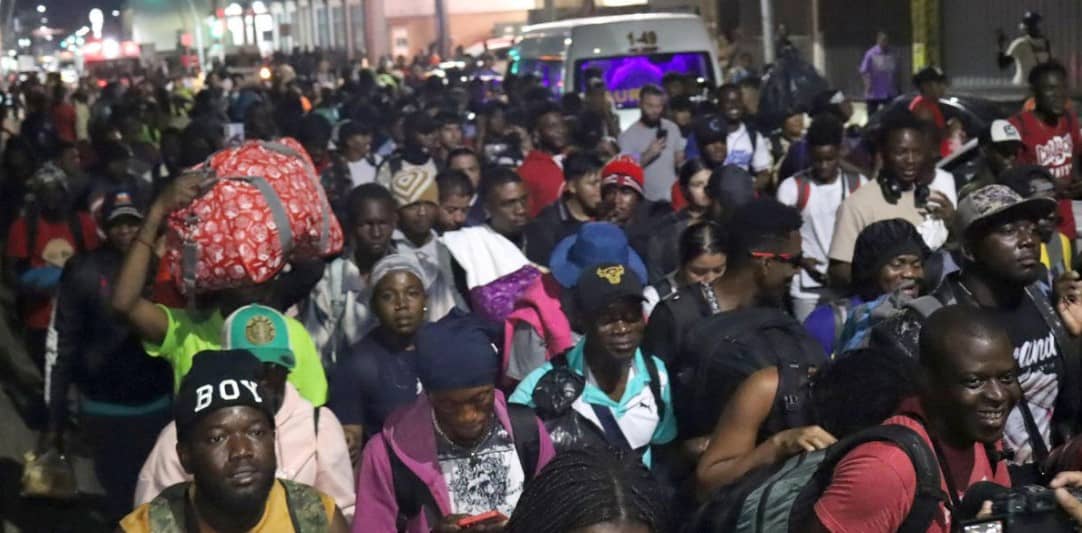 Caravana migrante Génesis avanza por Pijijiapan rumbo a la CDMX
