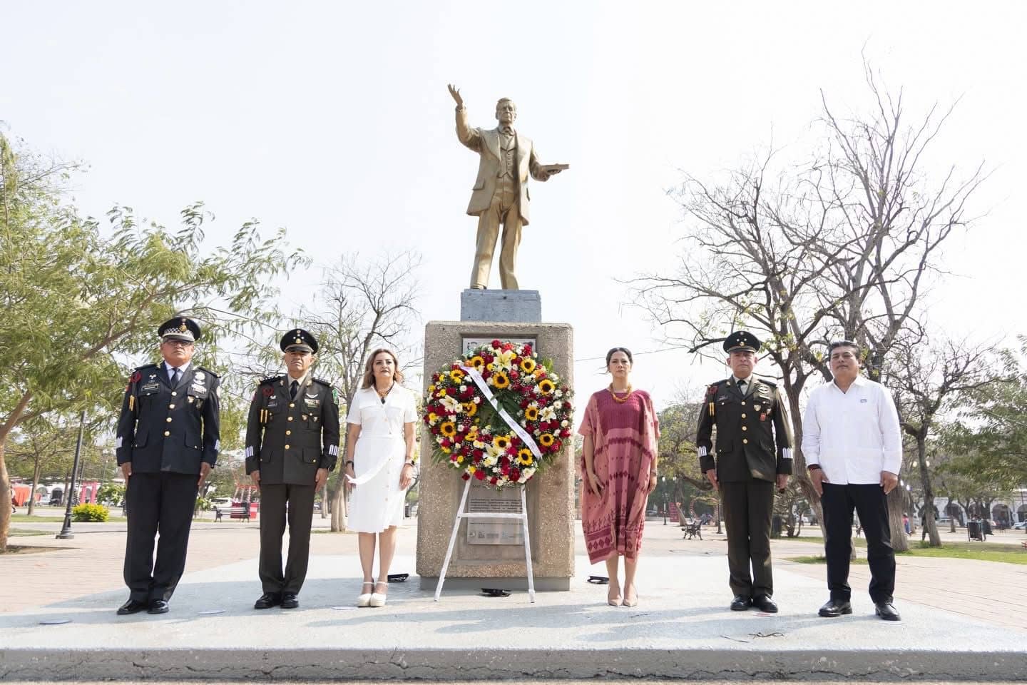 Con el compromiso de promover el estudio y la difusión de la vida y obra del General Ángel Albino Corzo Castillejo, así como de fortalecer la cooperación interparlamentaria, la diputada Alejandra Gómez Mendoza y el diputado Marcos Rosendo Medina Filigrana, presidentes de las Mesas Directivas del Congreso de Chiapas y de Tabasco, respectivamente, firmaron el manifiesto que honra la vida y el legado del Benemérito del Sureste. Dicho manifiesto, subrayó la diputada por MORENA, está inspirado en los ideales de libertad, justicia y dignidad que defendió el General. “En este recinto que resguarda la esencia del Benemérito del Sureste, llevamos a cabo la firma de un manifiesto que honra la vida y el legado del General Ángel Albino Corzo Castillejo, ejemplo de convicción, valentía y profundo amor por su tierra”, señaló Gómez Mendoza. Fungieron como testigos de honor la Lic. Dulce Rodríguez Ovando, secretaria General de Gobierno y Mediación; el Lic. Limbano Domínguez Román, presidente municipal de Chiapa de Corzo; la diputada Erika Mendoza Saldaña, presidenta de la Comisión de Postulación de la Medalla Ángel Albino Corzo Castillejo y el Dr. Florentino Pérez Pérez, galardonado con la Medalla que lleva el nombre de este ilustre chiapaneco. Previamente, en acto protocolario, la presidenta del Congreso de Chiapas asistió a Chiapa de Corzo, para participar en la Guardia de Honor en memoria del General Ángel Albino Corzo Castillejo, rindiendo homenaje a su legado y a su profundo amor por Chiapas. “Honrarlo en su tierra es recordar que sus ideales de soberanía y compromiso siguen vivos en nuestro presente”, puntualizó.