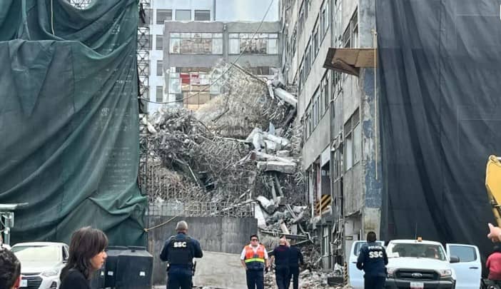 Un muerto, dos atrapados y 56 evacuados: el saldo del derrumbe en San Antonio Abad