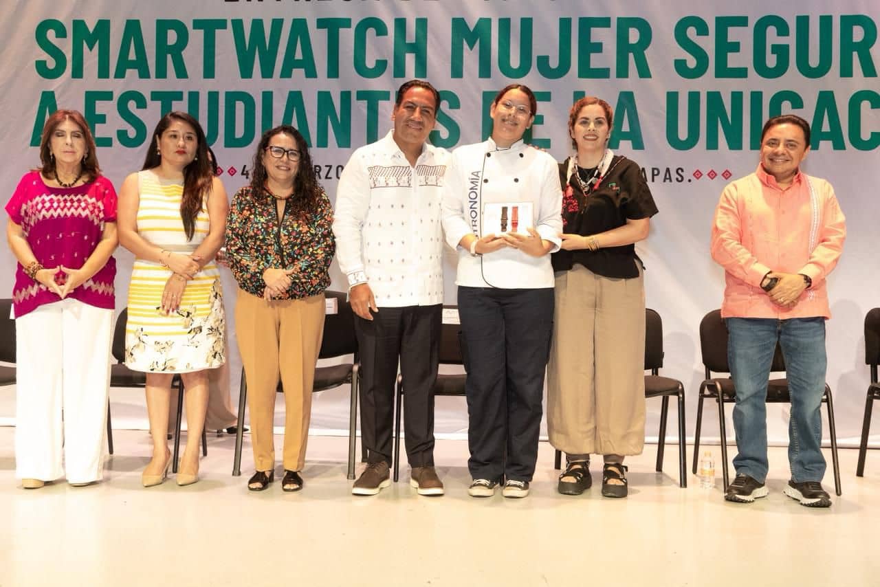 Entrega Eduardo Ramírez dispositivos del Programa Mujer Segura a estudiantes de la Unicach