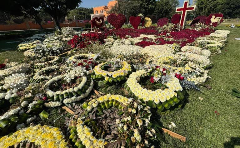 Entre coronas y rosas con figuras de gallo, así luce la tumba de "El Mencho" en Zapopan; "halcones" vigilan el panteón