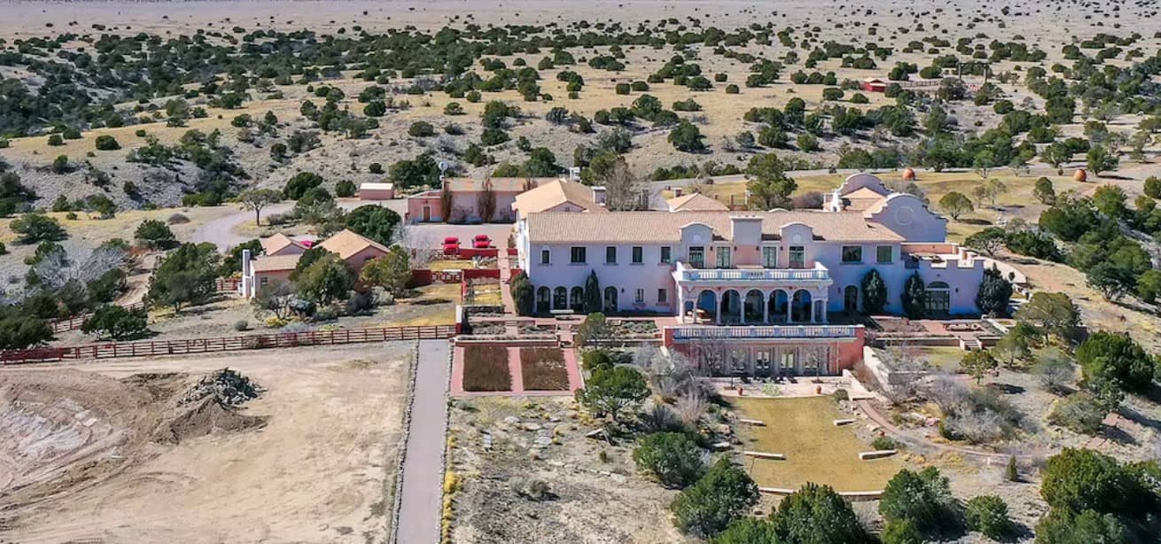 Allanan propiedad de Epstein en Nuevo México; "Rancho Zorro" aparece miles de veces en documentos publicados recientemente