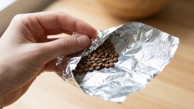 Lentejas en papel aluminio: el curioso ritual que promete atraer abundancia