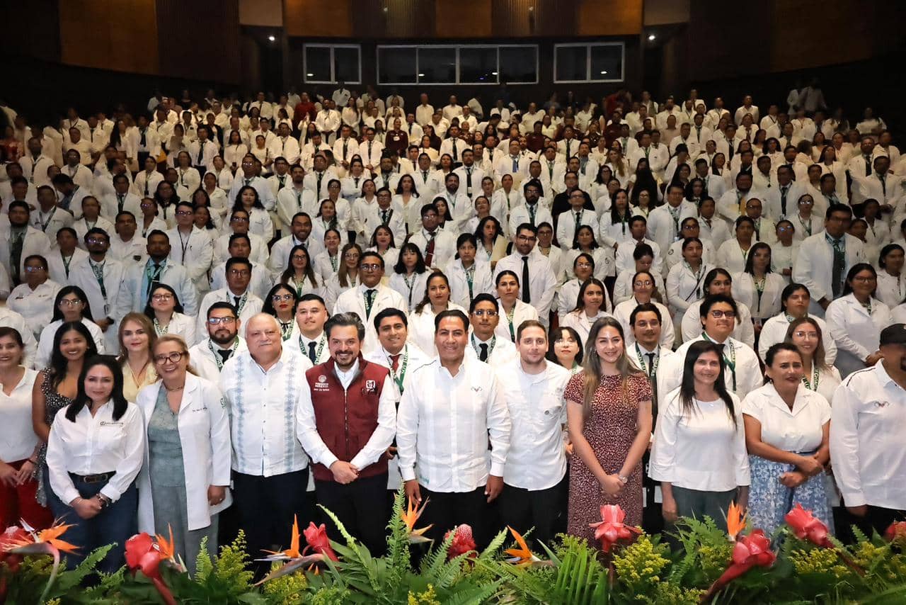 Eduardo Ramírez y Zoé Robledo dan la bienvenida a 371 médicos especialistas que se incorporan al IMSS Chiapas