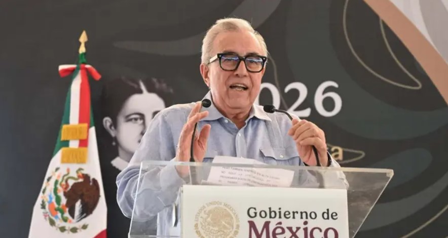 La presidenta Claudia Sheinbaum Pardo detalló que el gobernador con licencia de Sinaloa, Rubén Rocha Moya, cuenta con seguridad. En la conferencia matutina de Palacio Nacional, Sheinbaum Pardo explicó que esto se debe a la “consideración de riesgo de su persona”. “Normalmente en estos casos, como en cualquier otro, sea para un gobernador, un gobernador con licencia, de cualquier estado de la República, de cualquier entidad, un diputado, un senador, incluso un ciudadano que tenga alguna consideración de riesgo de su persona, solicita a la Guardia Nacional o al Gabinete de Seguridad apoyo en su seguridad”, dijo. “Se hace un análisis de riesgo y sobre eso se fortalece, se da o no seguridad, y en este momento pues tiene la seguridad dada la condición que estableció el propio Gabinete”, agregó. El gobernador de Sinaloa, Rubén Rocha Moya, solicitó “licencia temporal” de su cargo tras la investigación que iniciará la Fiscalía General de la República (FGR) por las acusaciones de EE.UU. en su contra y de otros nueve funcionarios por presuntos nexos con el narcotráfico y posesión de armas. En medio del sismo político entre ambos países, el gobernador morenista reiteró que los señalamientos en su contra son “falsas y dolosas acusaciones”. En ese sentido, aseguró que tiene “la conciencia tranquila” y que es su “vida de trabajo” la que respalda sus afirmaciones. Al igual que Rocha Moya, el alcalde de Culiacán, Juan de Dios Gámez Mendívil, otro de los funcionarios señalados por el Departamento de Justicia de EE.UU., solicitó licencia provisional, por lo que Miriam Ramos Villarreal entró como sustituta del cargo. Entre los acusados también se encuentra el exsecretario de Seguridad Pública de Sinaloa, Gerardo Mérida Sánchez, el excomandante de la policía municipal de Culiacán, Juan Valenzuela Millán. También figuran otros funcionarios estatales y mandos de seguridad identificados como Enrique Inzunza Cázarez, Enrique Díaz Vega, Dámaso Castro Zaavedra, Marco Antonio Almanza Avilés, Alberto Jorge Contreras Núñez y José Antonio Dionisio Hipólito.
