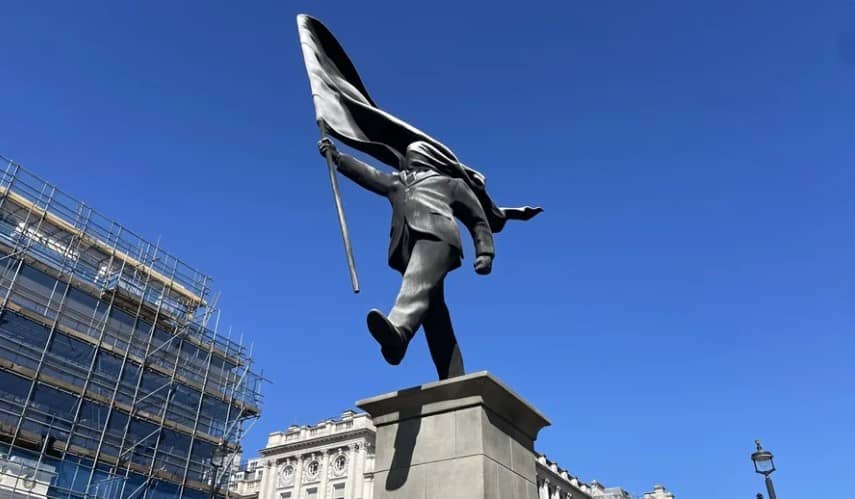 Banksy rompe su silencio: confirma la autoría de una nueva estatua en el corazón de Londres