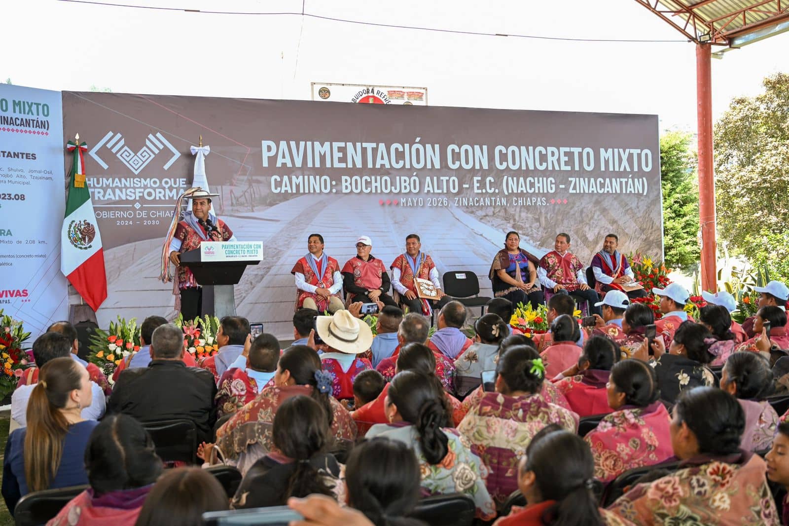 Eduardo Ramírez lleva infraestructura vial y educativa a comunidades de Zinacantán