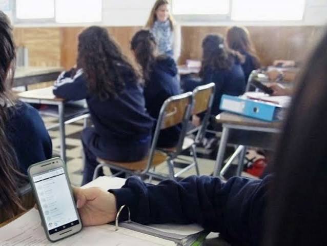 Regulan en 11 estados uso del celular en aulas