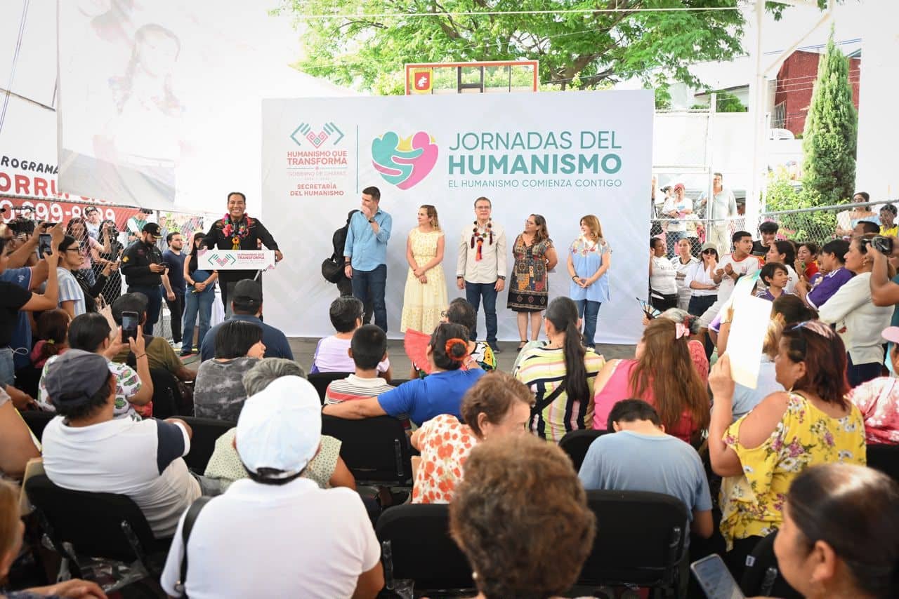 Eduardo Ramírez acerca programas y servicios a familias mediante las Jornadas del Humanismo