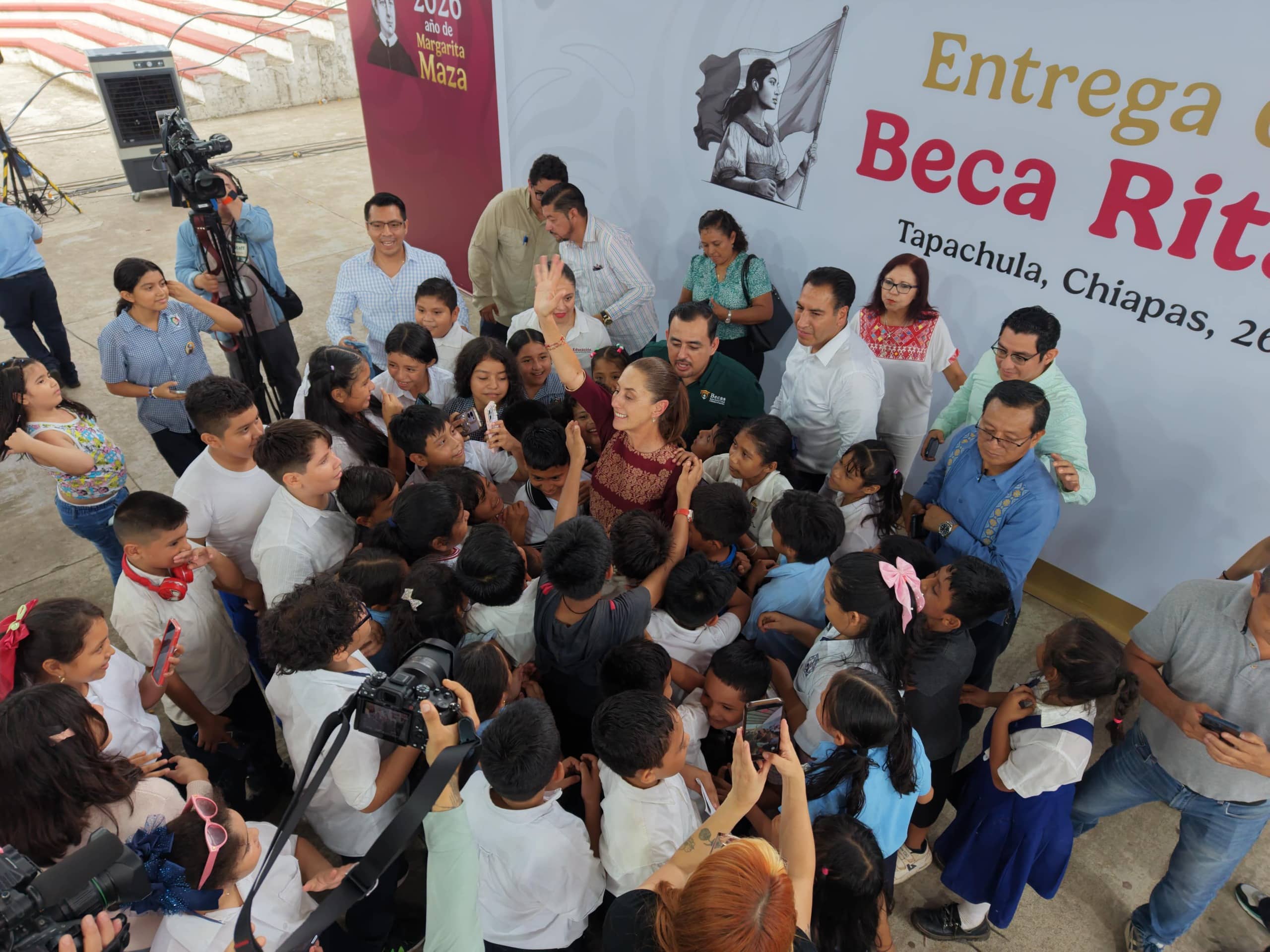 El objetivo es que las familias tengan lo indispensable para llevar a sus hijos a la escuela: Presidenta Claudia Sheinbaum entrega Beca Rita Cetina en Tapachula