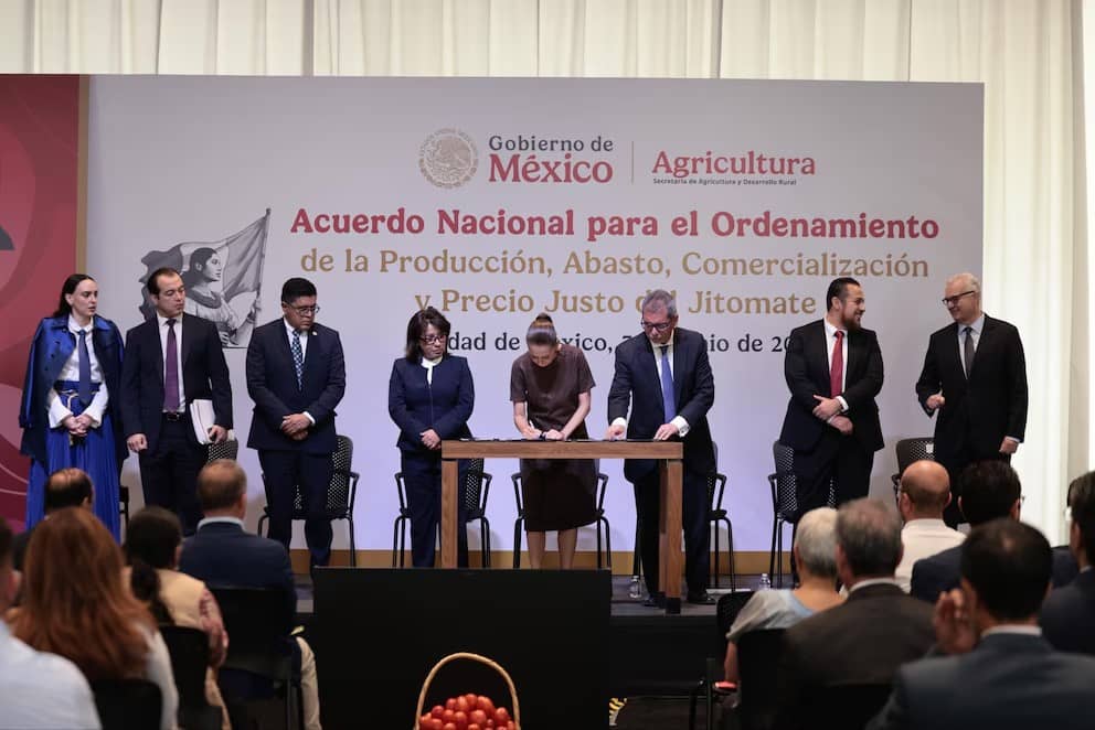 Sheinbaum firma acuerdo para garantizar venta de jitomate en México