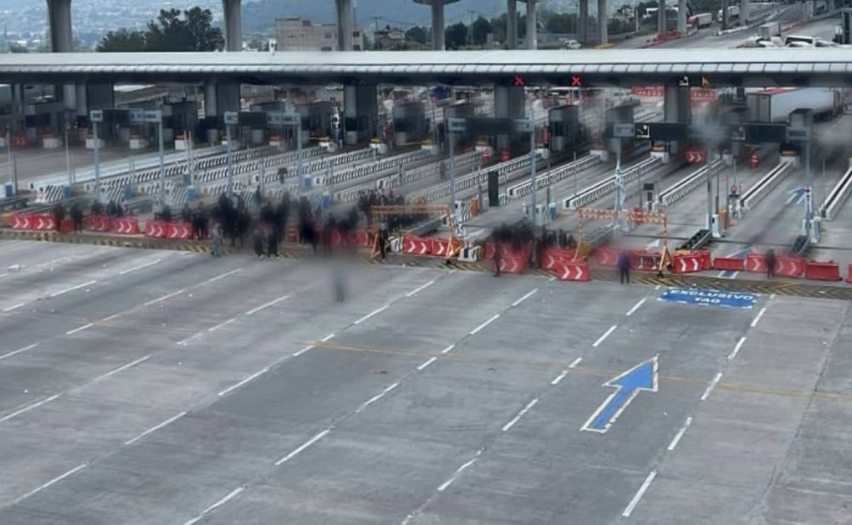 Normalistas de Ayotzinapa destrozan la caseta de Tlalpan; cierran la México-Cuernavaca