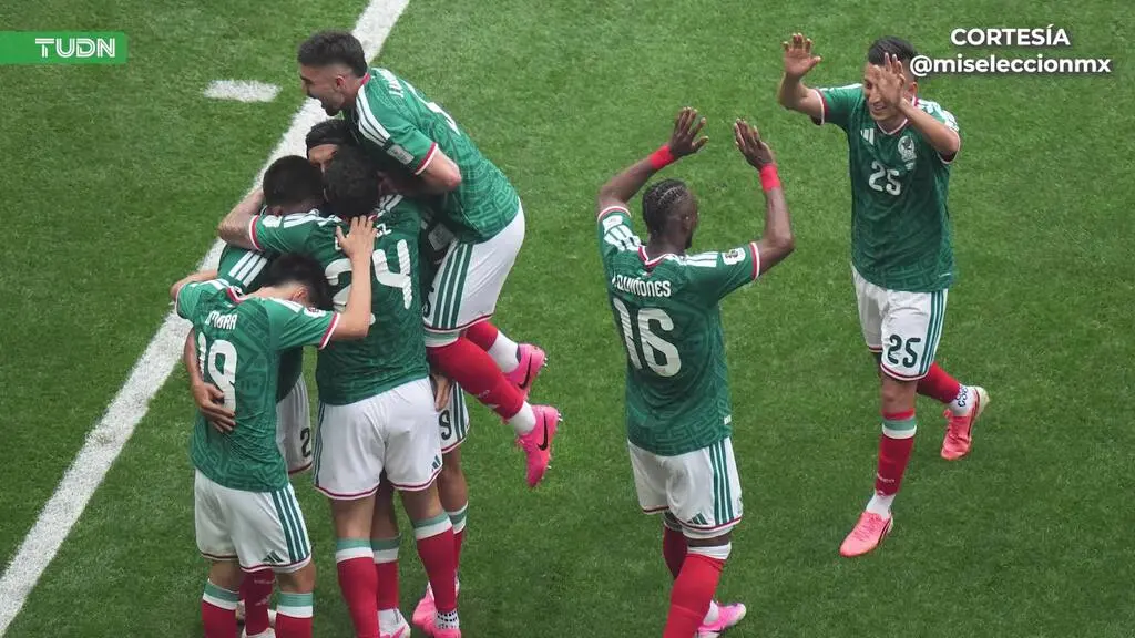 Para Jesús Gallardo, defensor de la Selección Mexicana, todo lo hecho en la Fase de Grupos se resume a 90 minutos… y Javier Aguirre lo respalda. Esta noche, el Tricolor, buscará su boleto a los Octavos de Final de la Copa del Mundo 2026 ante Ecuador. En casa, frente a su afición y con la etiqueta de favoritos, el conjunto azteca quiere seguir en plan ascendente y hacer historia en un Mundial irrepetible para los del Vasco. Soñar está permitido. “Yo soy cauto, tengo experiencia, tengo muchas batallas ya, ganadas, perdidas, y en ese sentido no soy quién para evitar soñar a nadie, eso es verdad, y los dejo que sueñen y que se entreguen en la cancha como lo han hecho hasta ahora”, aseveró el timonel tricolor. “A mí en lo particular hablar con mis jugadores siempre es interesante saber qué es lo que pasa por sus cabezas, qué piensan, y el común denominador es el optimismo”, agregó Aguirre. Hoy, las tres victorias en la primera fase no tienen valor alguno. Mantenerse con vida en esta Copa del Mundo es lo único que la afición pide y Javier está consciente de lo que vendrá esta noche en el Coloso de Santa Úrsula. “Nosotros desde que abrazamos esta profesión, entendemos que es éxito o fracaso, nunca hay término medio. Solo hay un campeón, los demás fracasaron, y aprendemos desde jóvenes que la gente te ponga etiquetas, no esté de acuerdo con algo, te tilden de fracasado, las deudas, esto es inherente al cargo”, enfatizó. El combinado nacional llega con 11 partidos en fila sin conocer la derrota, con dos goles en contra en lo que va del año y con una ilusión que no se veía en el país desde hace mucho, o tal vez, nunca. Esta noche podría ser la noche más triste o la más feliz en mucho tiempo por culpa del futbol. ¿Cuándo y dónde ver el México vs Ecuador? La Selección Mexicana quiere seguir con vida en esta Copa del Mundo 2026 y hoy disputará el primer gran duelo en el Estadio Ciudad de México. No hay mañana para México. Fecha: Martes 30 de junio Horario: 19:00 Transmisión: Canal 5, TUDN, Azteca 7 y ViX Pase Mundial