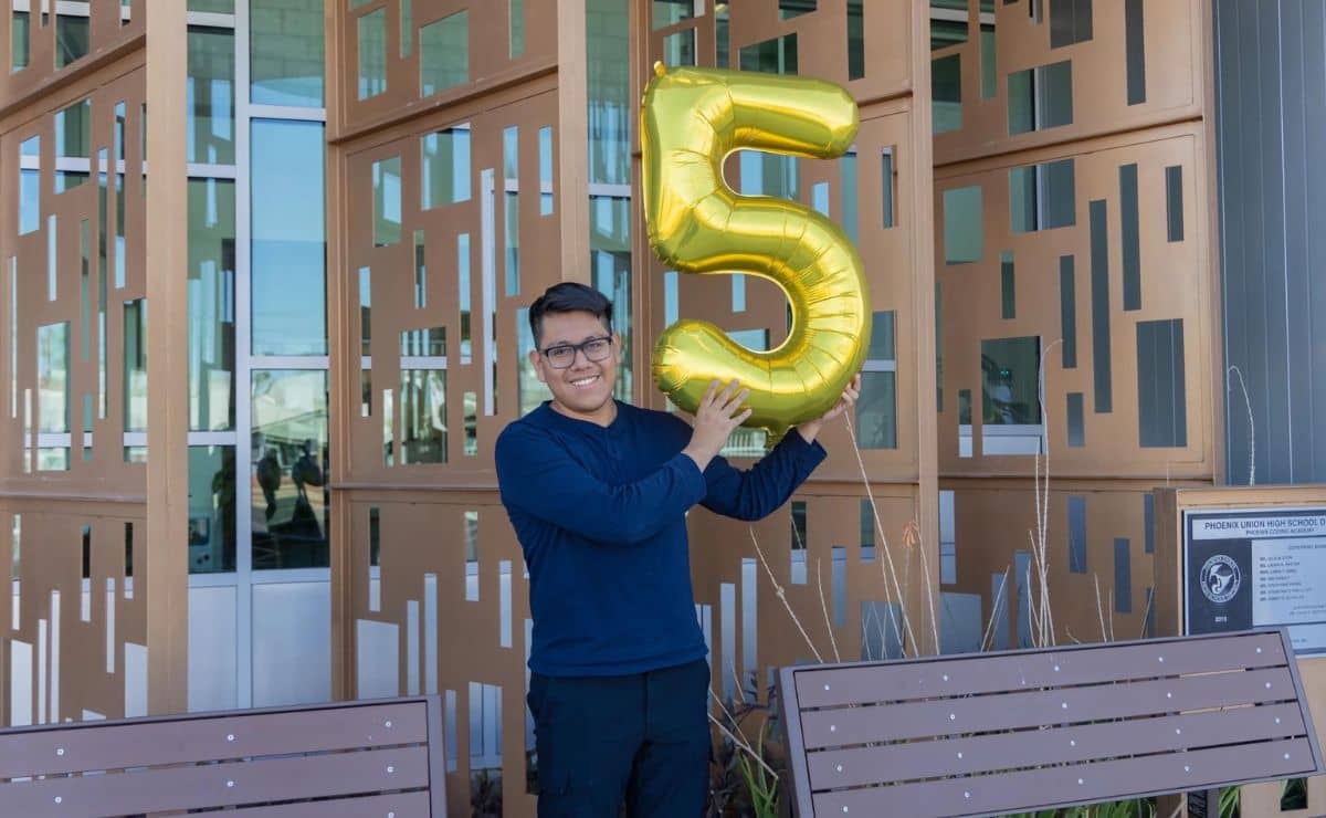 Hijo de migrantes mexicanos es admitido en 49 universidades de EU; establece récord en admisiones y becas