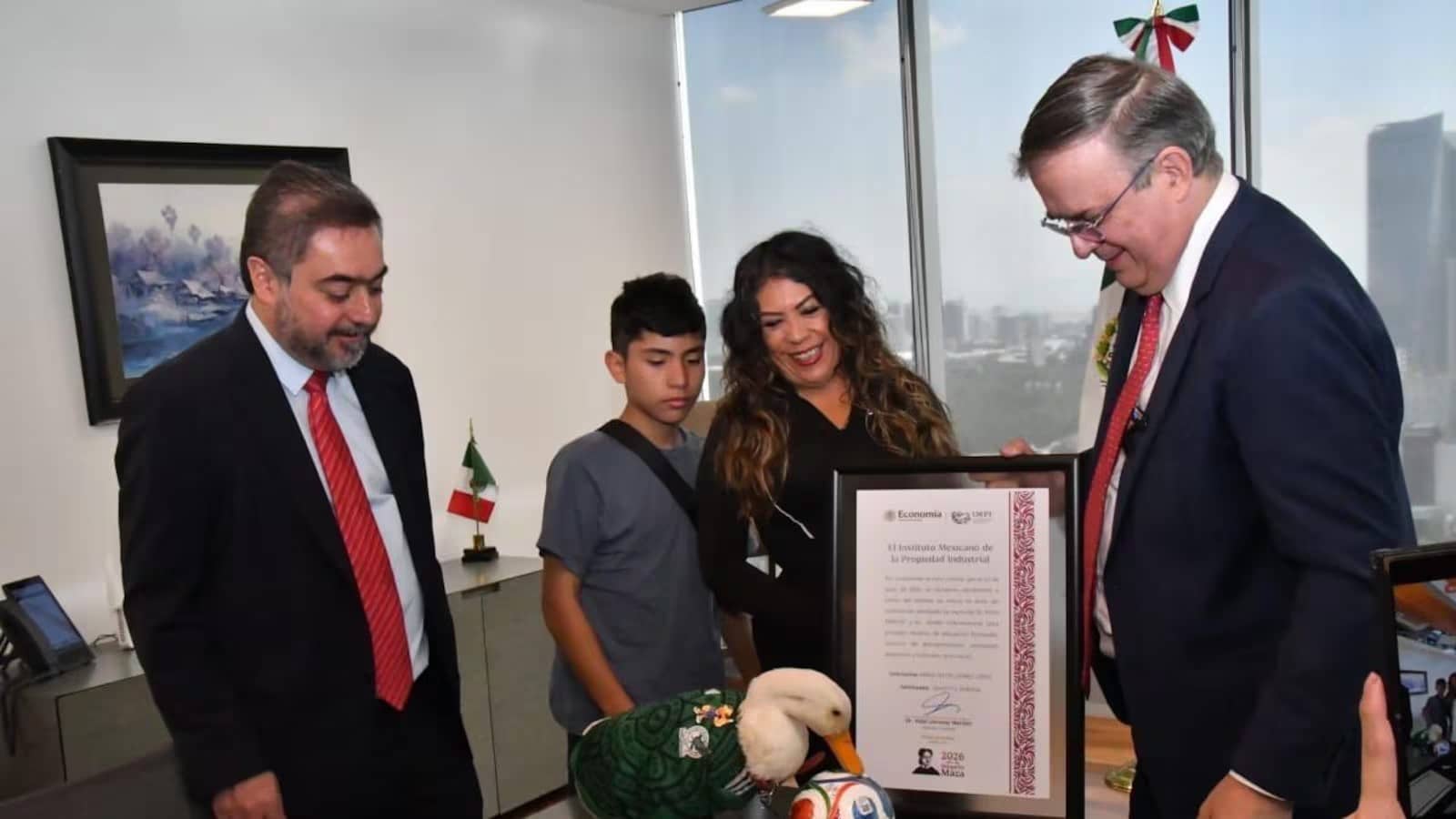Ebrard reconoce marca del Pato Merlín para su familia: “Ya nadie puede usar la imagen”