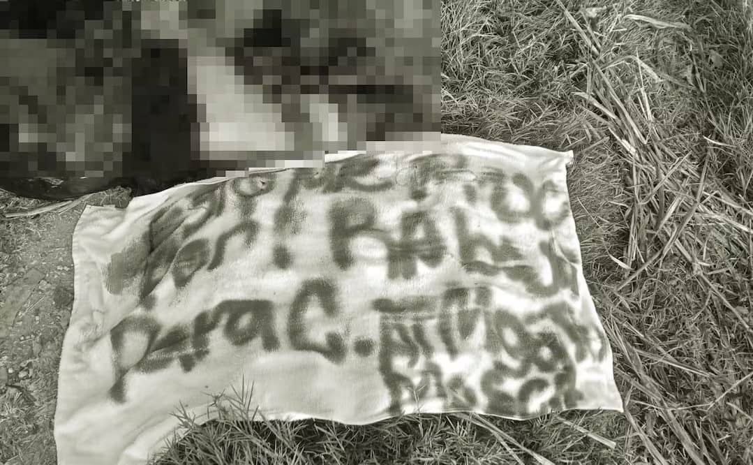 Los cuerpos desmembrados de dos personas fueron abandonados durante las primeras horas de este martes en la ranchería Río Tinto, tercera sección del municipio de Centro. Los habitantes de la zona localizaron los restos dispersos a la orilla de la carretera y una cabeza a mitad de la vía de circulación, por lo que dieron aviso de inmediato a los números de emergencia. Al sitio arribaron elementos de la Secretaría de Seguridad y Protección Ciudadana (SSPC) como primeros respondientes, quienes desplegaron un fuerte acordonamiento en el área. Junto a las víctimas, cuya identidad aún se desconoce, fue localizada una lona con un mensaje de amenaza. En el resguardo del perímetro colaboraron efectivos del Ejército Mexicano, mientras que peritos y personal del Servicio Médico Forense (Semefo) de la Fiscalía General del Estado (FGE) llevaron a cabo el procesamiento de la escena y el levantamiento de los restos para iniciar las investigaciones correspondientes. Con información de El Universal.