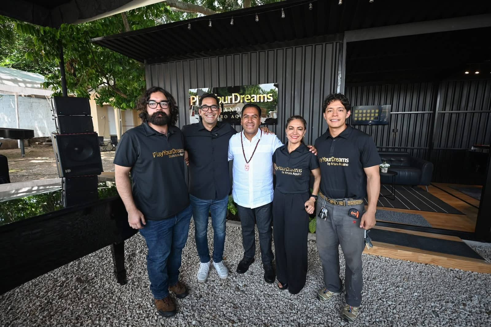 Eduardo Ramírez acompaña a Arturo Aquino en la inauguración de la fábrica de pianos Play Your Dreams