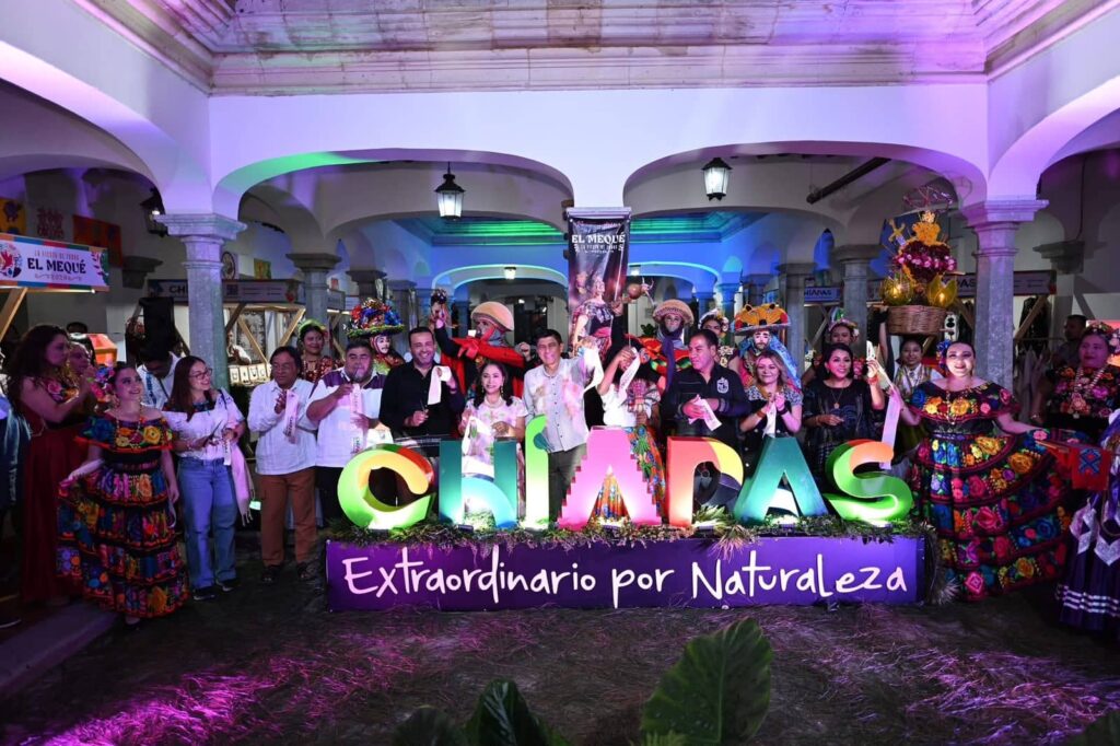 Eduardo Ramírez y Salomón Jara celebran la hermandad de Chiapas y Oaxaca en La Guelaguetza 1 FOTO SEGUNDA ERA GUELAGUETZA CASA CHIAPAS EN OAXACA 1