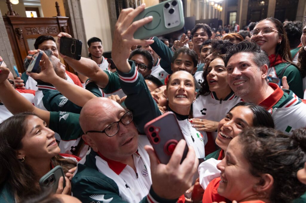 Presidenta Claudia Sheinbaum abandera a la delegación mexicana que participará en los XXV Juegos Centroamericanos y del Caribe Santo Domingo 2026 2 FOTOS Presidenta Claudia Sheinbaum abandera a la delegacion mexicana que participara en los XXV Juegos Centroamericanos y del Caribe Santo Domingo 2026 3 1