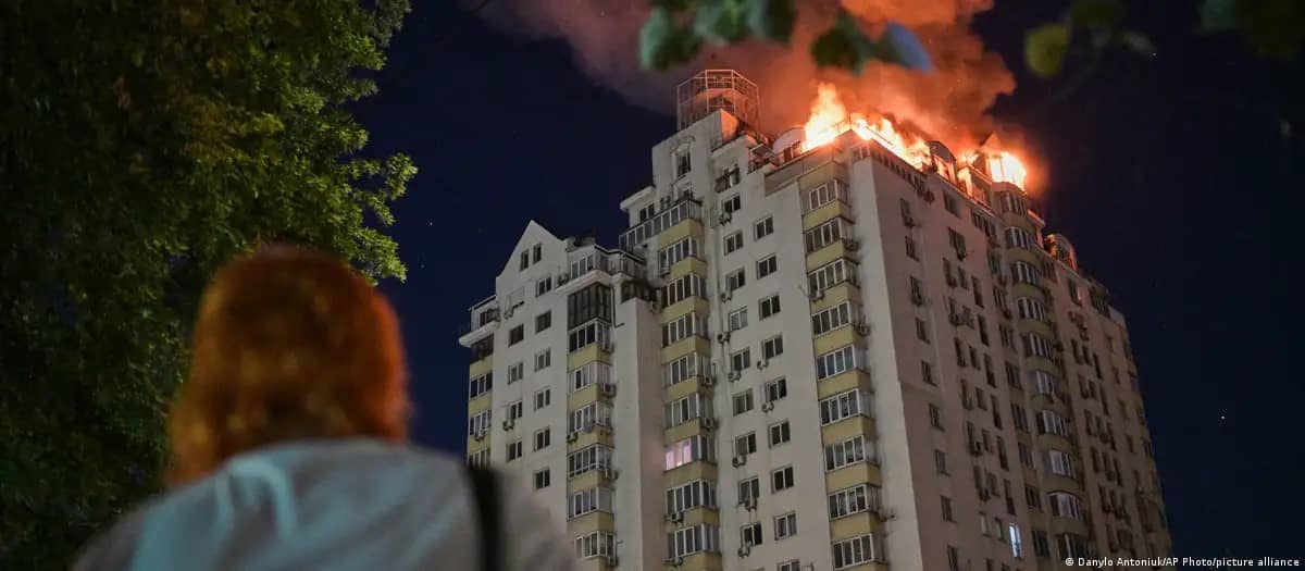 Suben a 25 los muertos por masivo ataque ruso contra Kiev