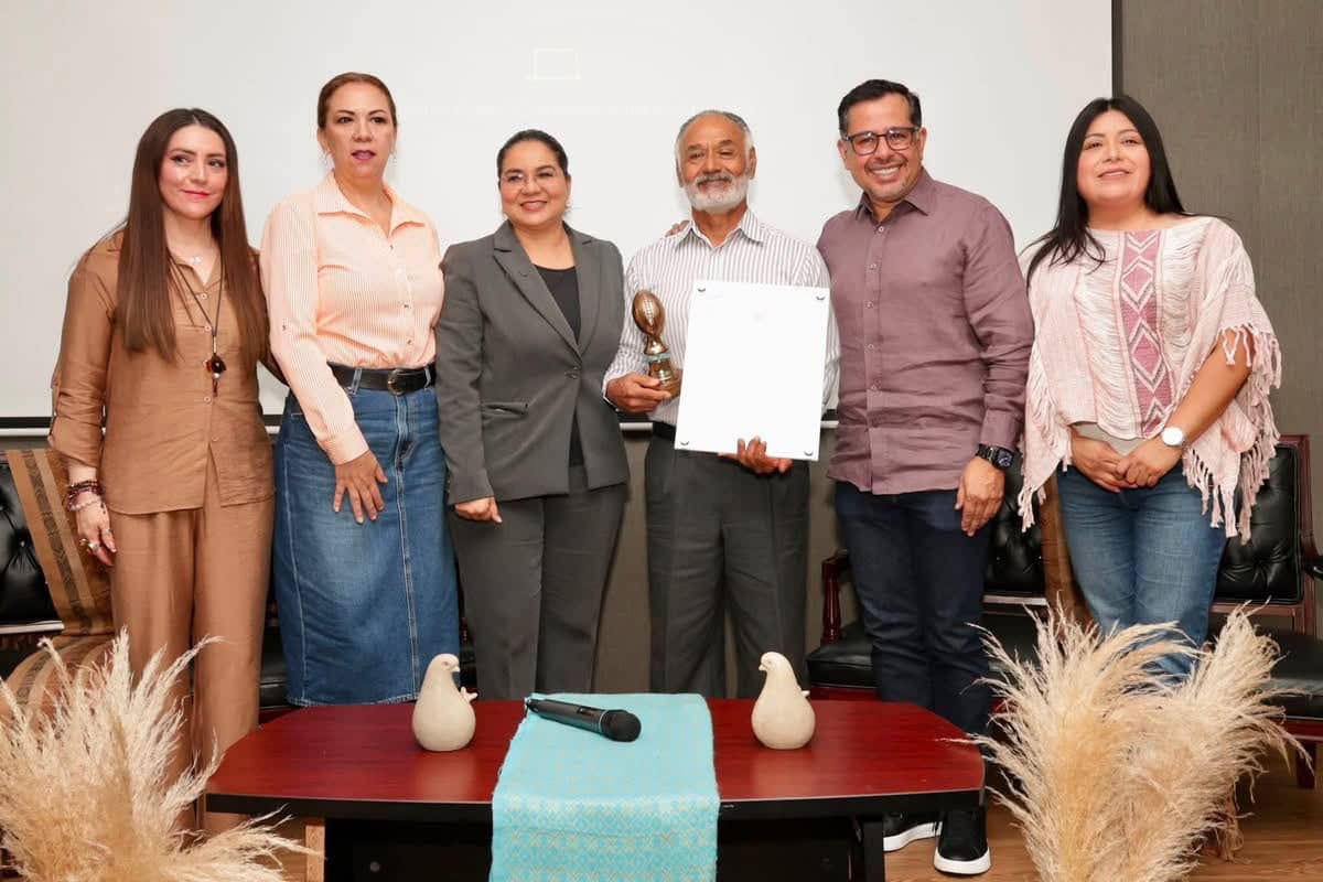 Entregan reconocimiento a Gilberto Aguilar en Congreso del Estado