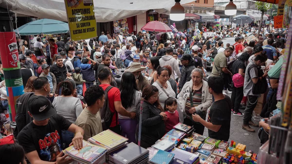 Regreso a clases: Compras de última hora en útiles y uniformes elevan hasta 50% el presupuesto familiar