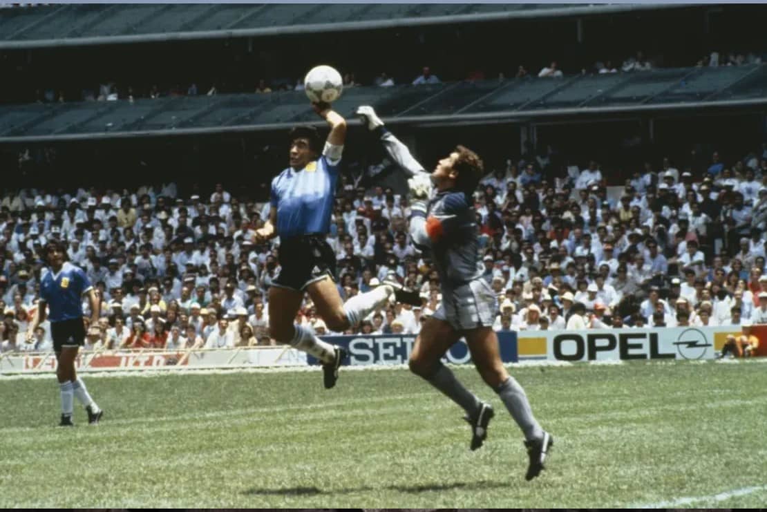Subastaron el balón de la “mano de Dios” de Maradona y hay sorpresa por el precio pagado