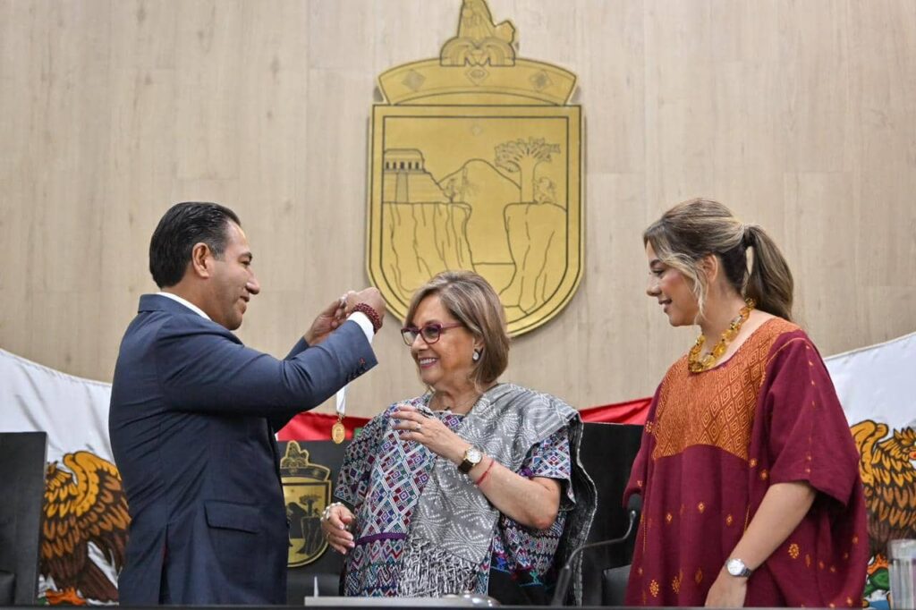 Gobernador Eduardo Ramírez Aguilar impone medalla “Rosario Castellanos” a Malú Mícher 1 ERA MEDALLA ROSARIO CASTELLANOS A MALU MICHER7 1