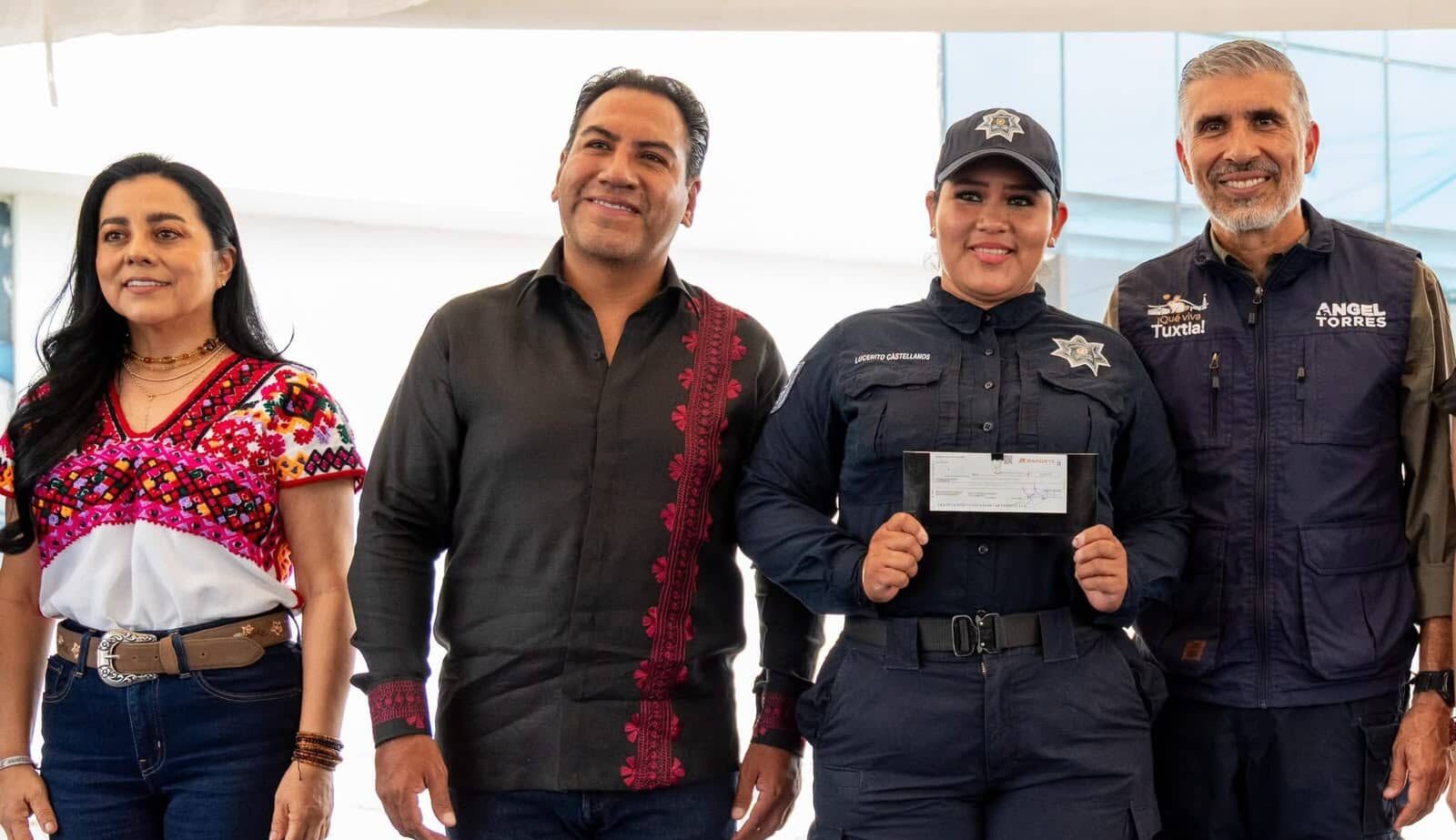 Eduardo Ramírez entrega incentivos a policías de Tuxtla Gutiérrez con Certificado Único Policial