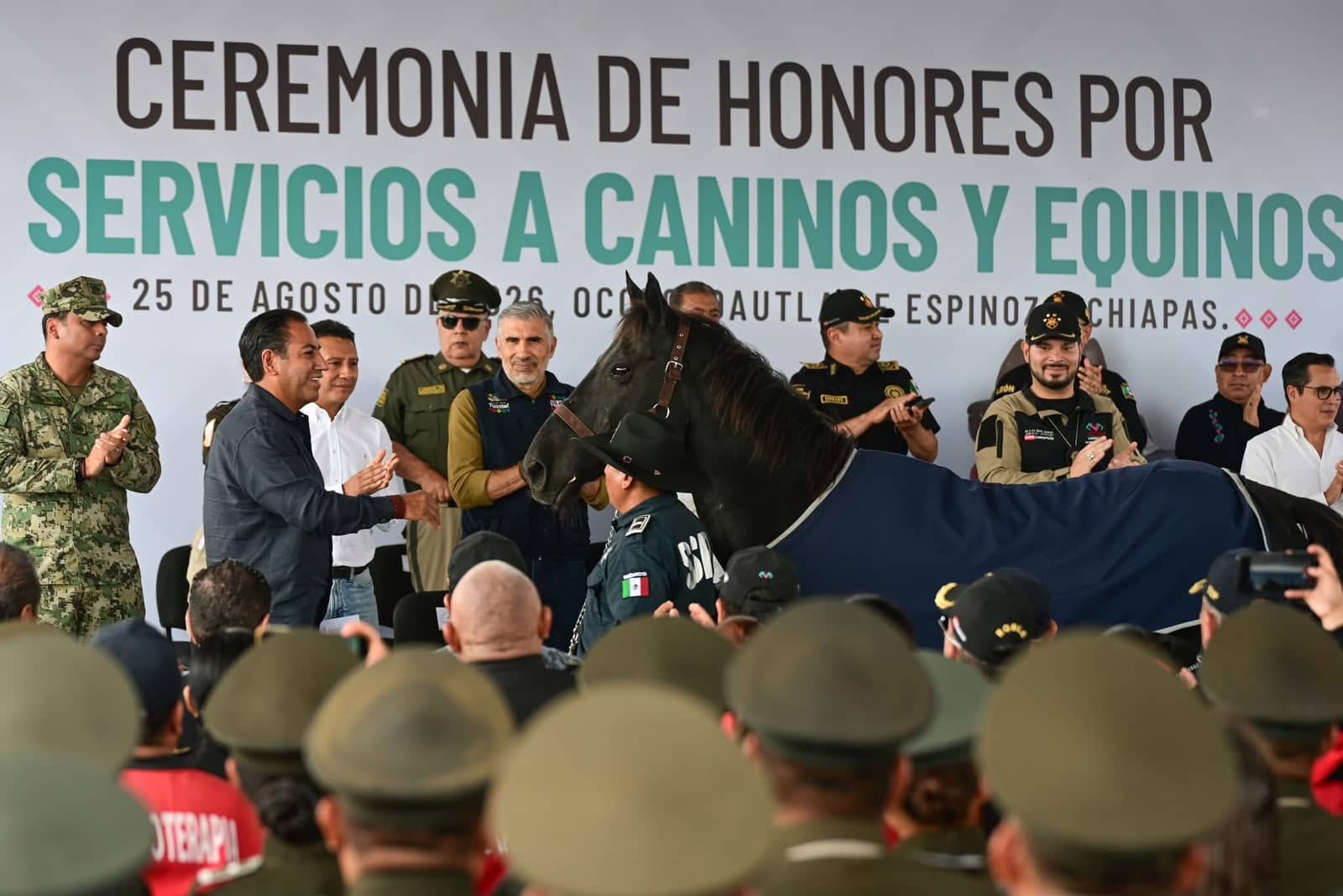 Eduardo Ramírez atestigua ceremonia de jubilación de caninos y equinos de la Secretaría de Seguridad del Pueblo