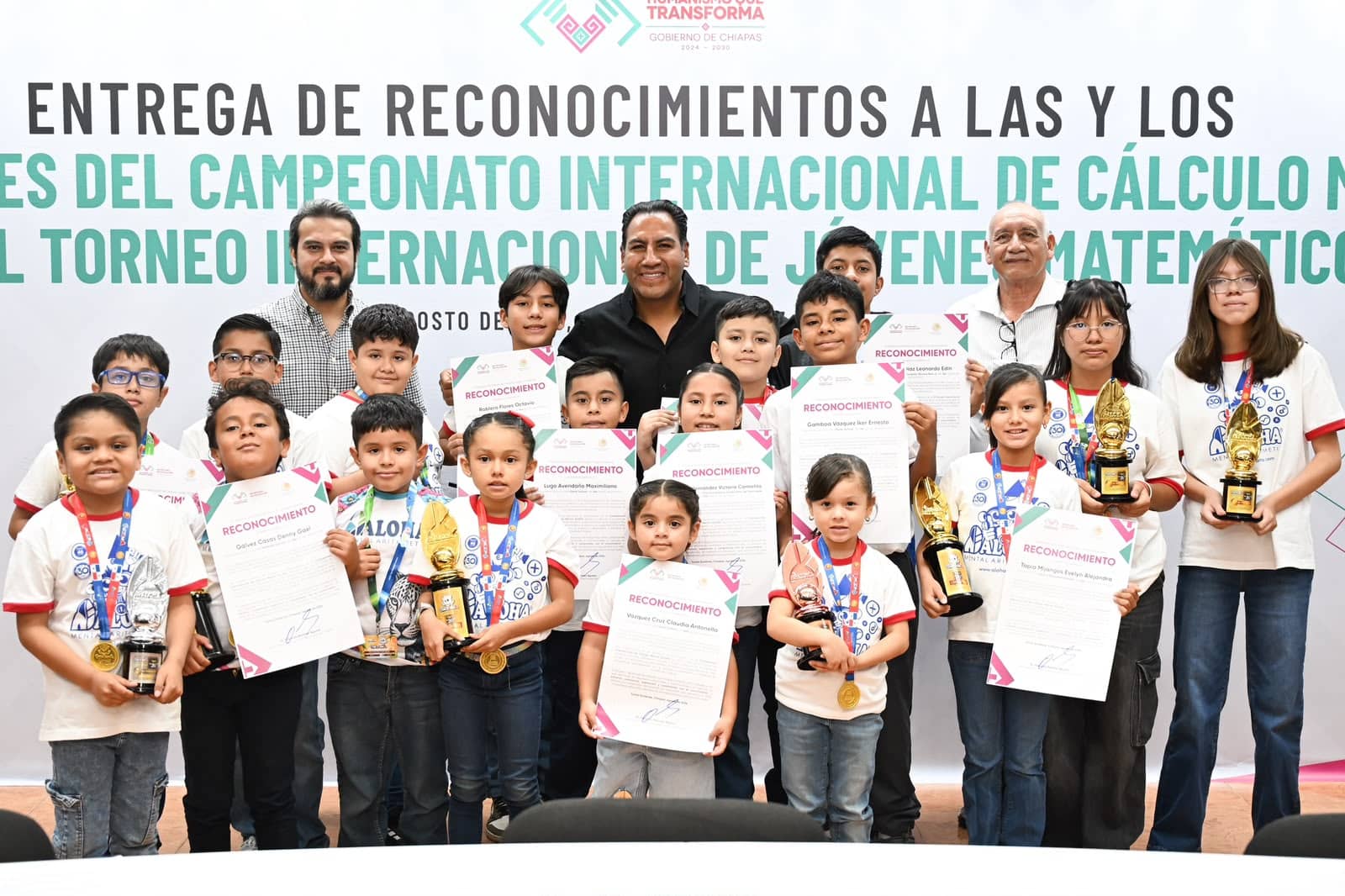 Eduardo Ramírez felicita a estudiantes de Chiapas por sus logros en torneos internacionales de matemáticas