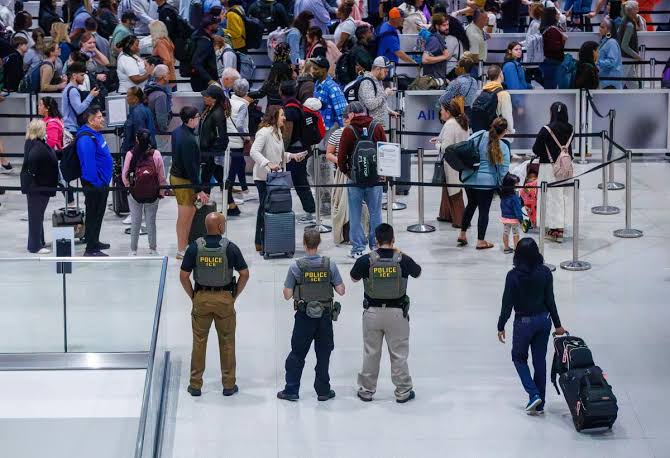 Aeropuertos, los nuevos centros de operaciones de ICE; hacen hasta 40 arrestos diarios