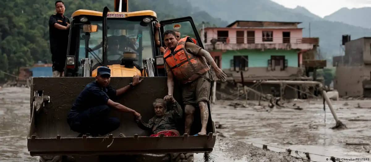 Casi 400 personas desaparecidas tras inundaciones en Nepal